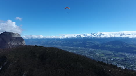 Gleitschirm-Mit-Schneebedeckten-Bergen-Im-Hintergrund.-Luftaufnahme-Grenoble-Frankreich
